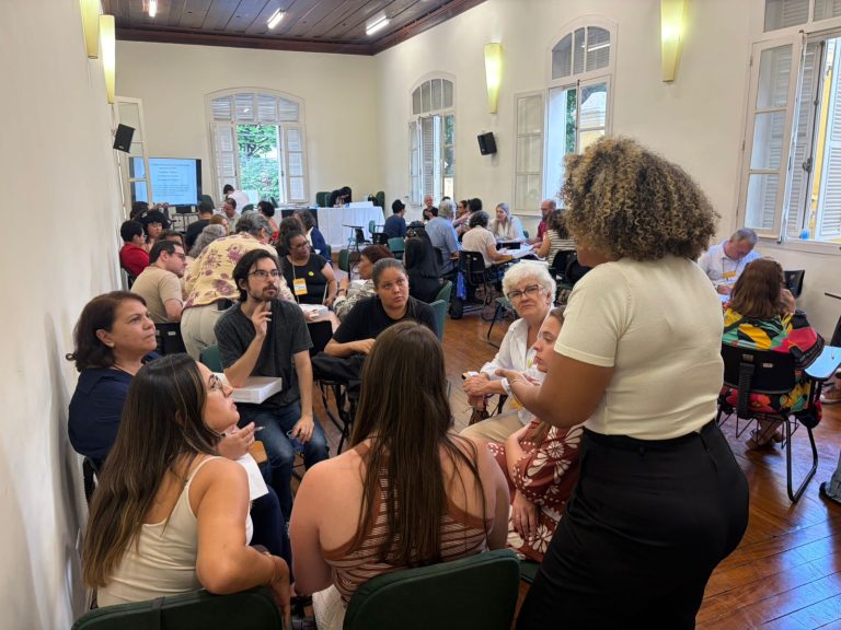 Participantes reunidos em grupo de trabalho