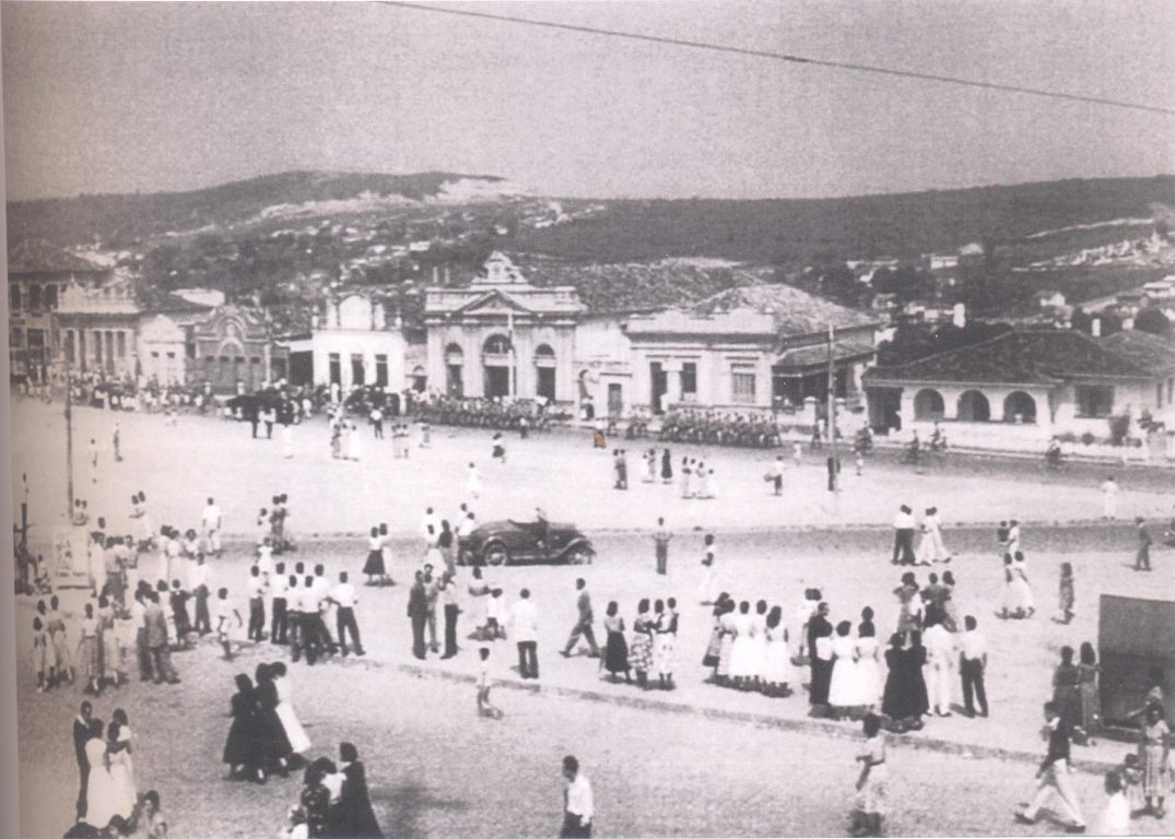 Largo da Matriz com Theatro Mario Mattos | Reprodução do livro "140 da história do teatro em Itaúna"