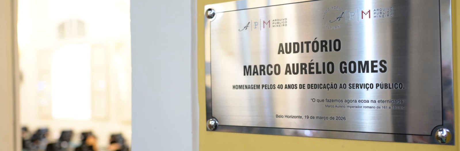 Placa que eterniza a memória de Marco Aurélio Gomes no auditório do Arquivo Público Mineiro